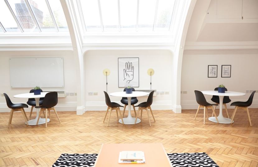 arched ceilings, round tables, white walls