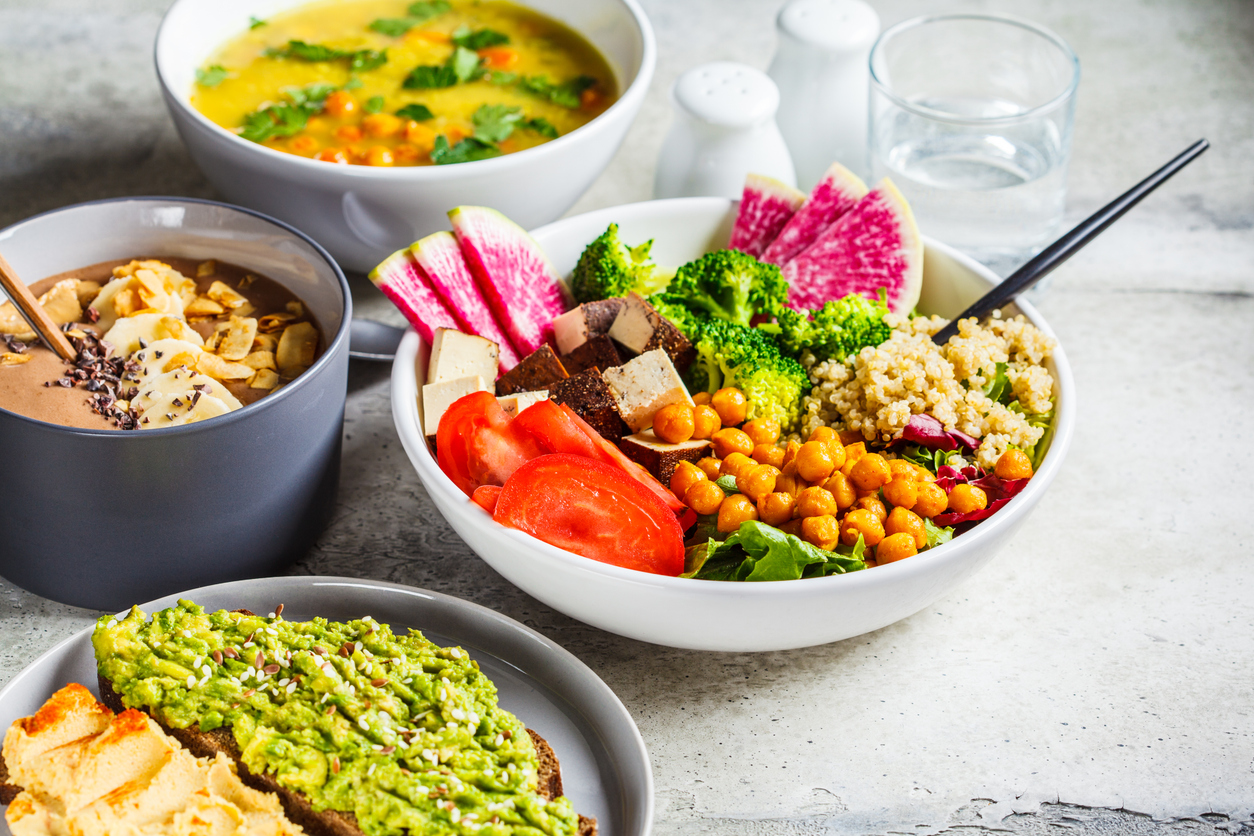 Chocolate smoothie bowl, Buddha bowl with tofu, chickpeas and quinoa, lentil soup and toasts